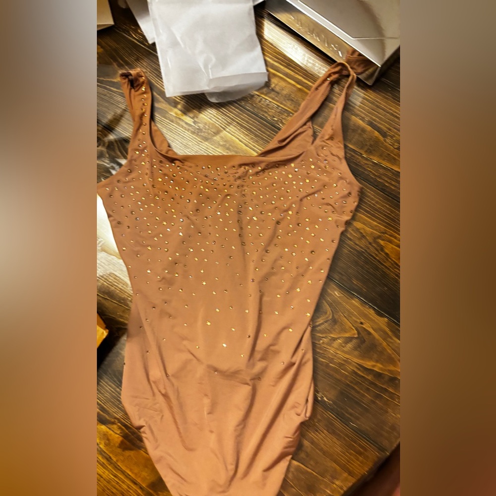 SWAROVSKI X SKIMS JELLY SHEER SQUARE NECK BODYSUIT | SIENNA × 1
SIENNA / L
